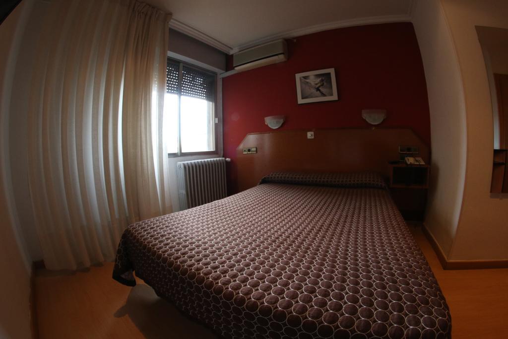 Hostal Cataluna Zaragoza Eksteriør billede