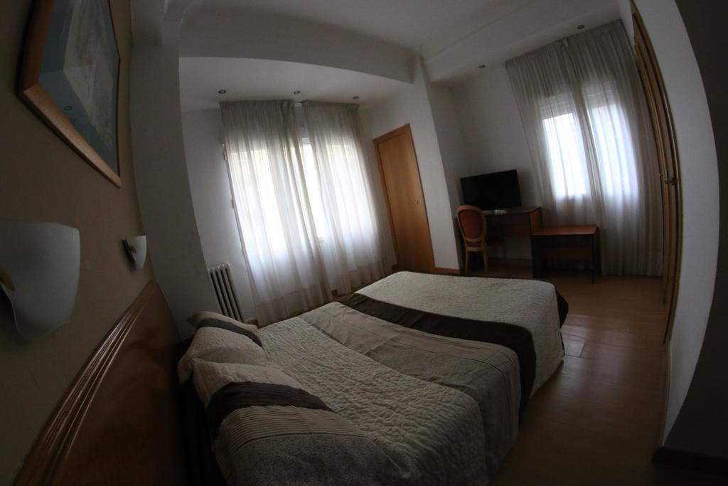 Hostal Cataluna Zaragoza Eksteriør billede